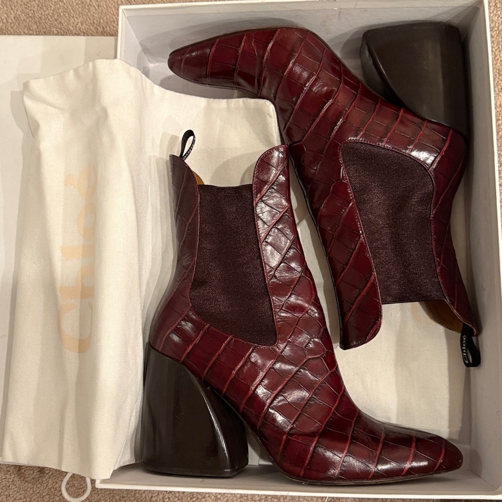 Chloé Chelsea Boot burgundy 39
"Wave"  “croc” leather Chelsea boots. block heel